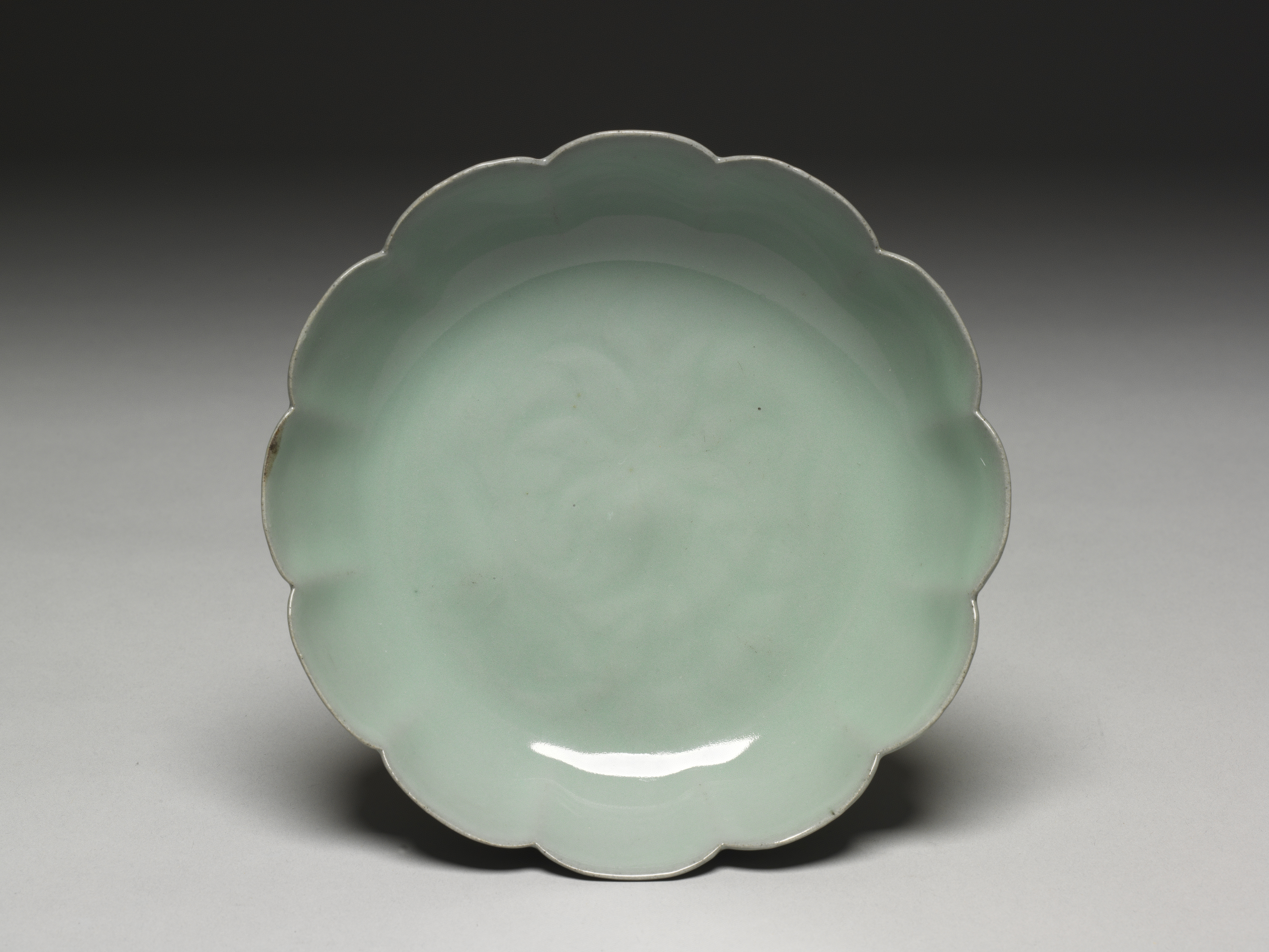 Floral-shaped brush washer with celadon glaze
Guan ware, Southern Song dynasty, 12th-13th century

